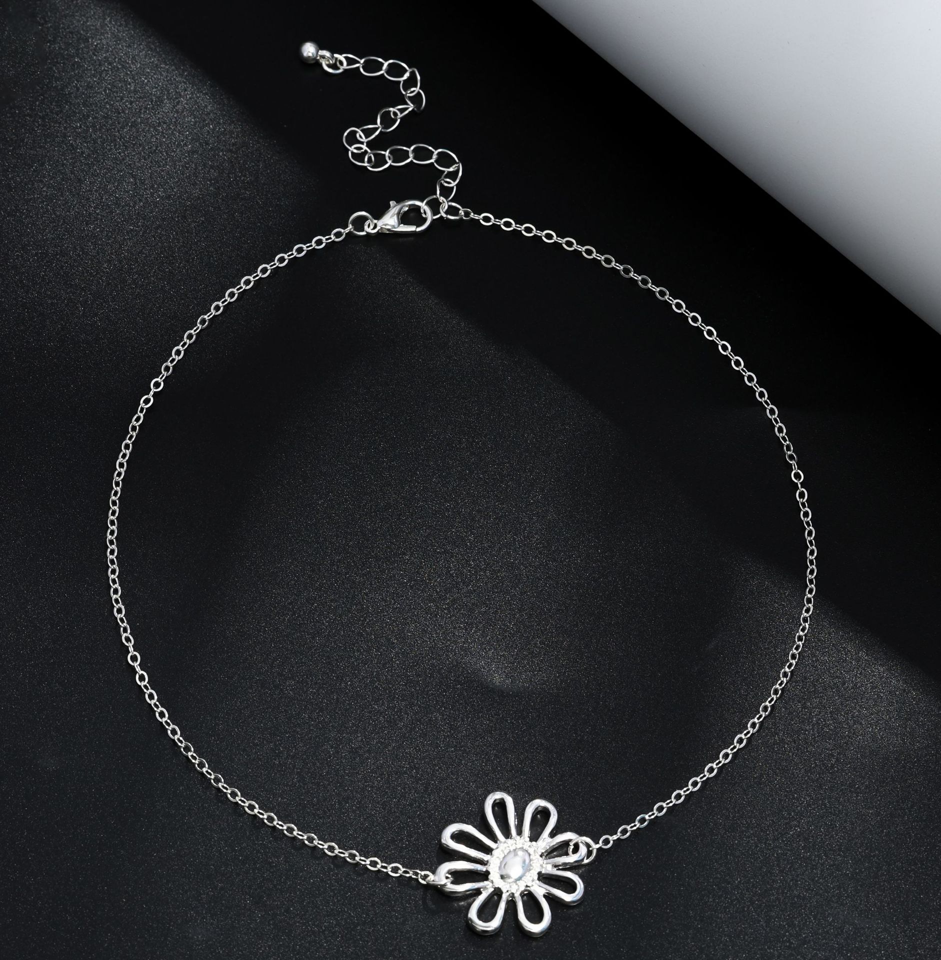 Temperamento transfronterizo europeo y americano único color plateado margarita hueca collar de flores pulsera aretes conjunto joyería para mujer