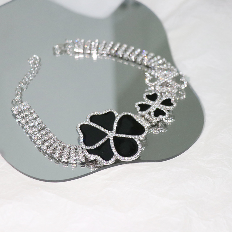 Rhinestone Drip Glazed Flower Clover Necklace display picture 1