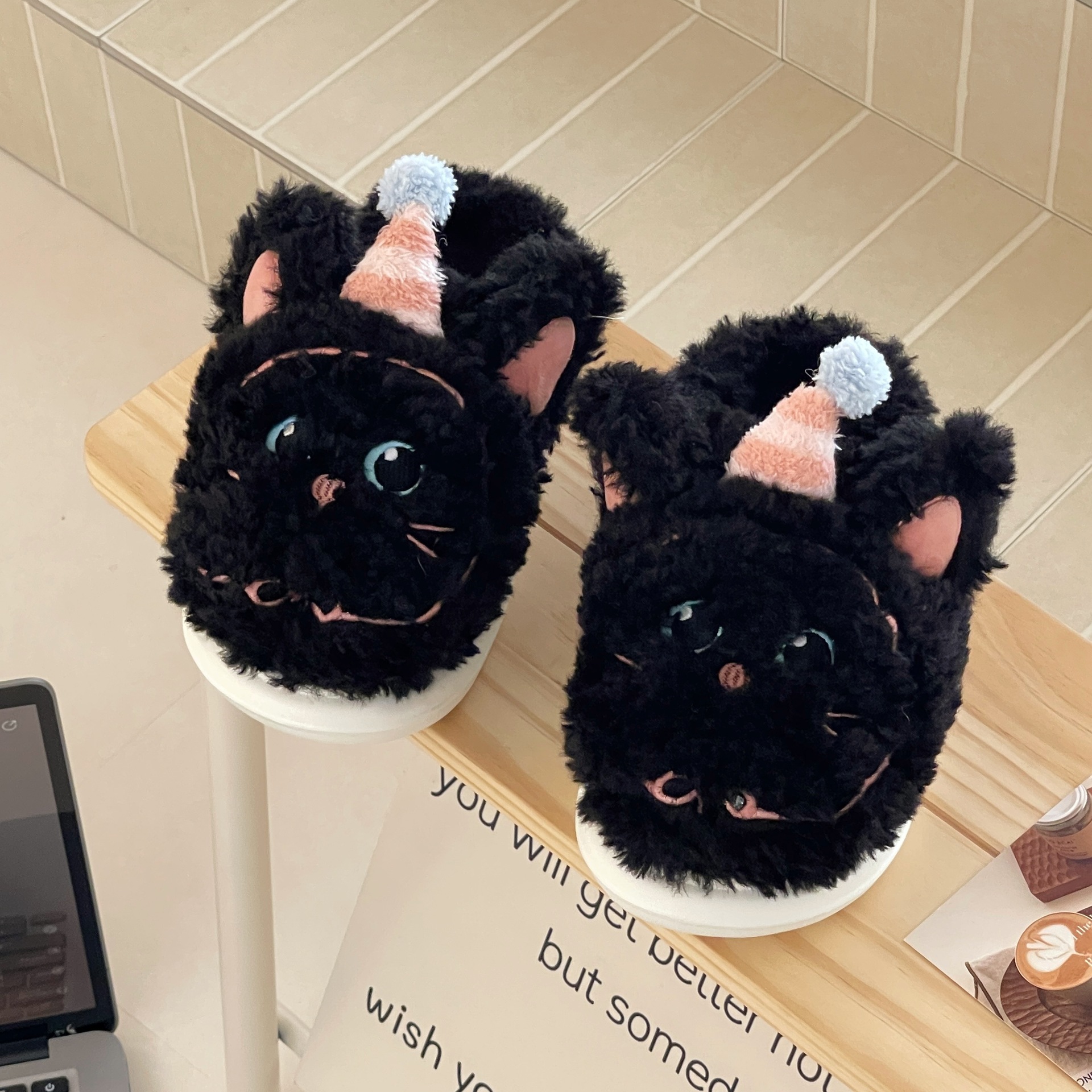 2025 nuevas zapatillas de algodón de conejo para mujeres lindas con lana de algodón de invierno remolque tacones para usar zapatos de lana caseros