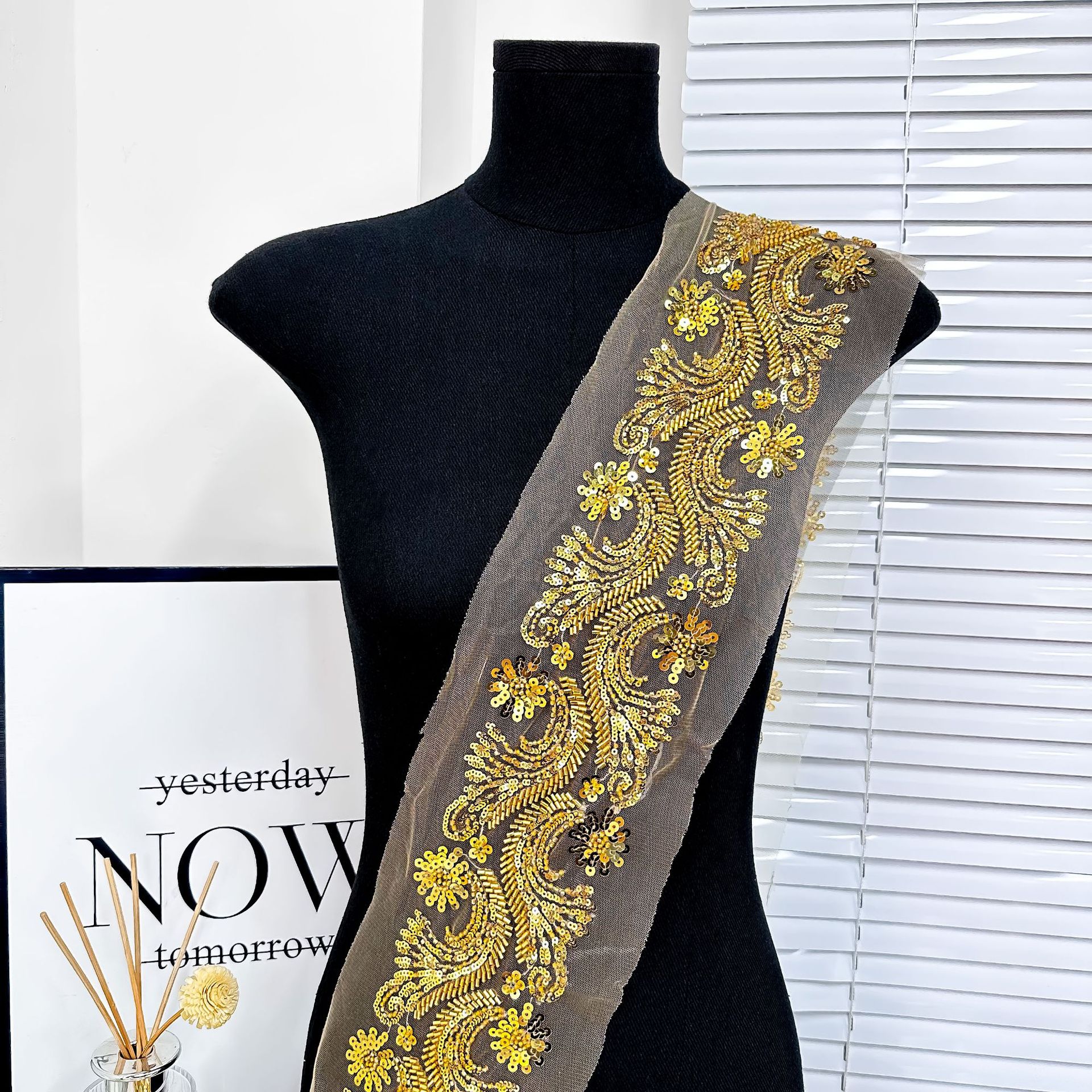 Encaje Decorativo con Lentejuelas y Flores 3D de 14.5cm de Poliéster para Vestidos y Puños image 1