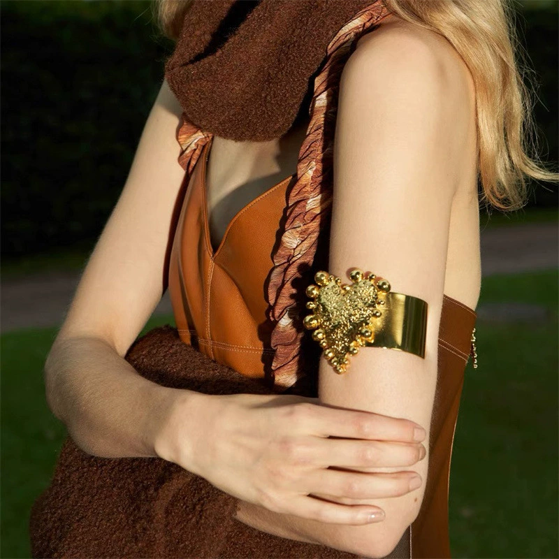 Brand retro golden metal small design bracelet, high-quality style