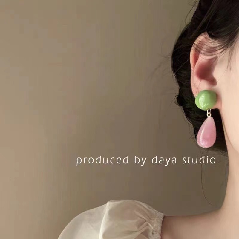 Special offer: Geometric earrings with contrasting colors, sweet, gentle, and fresh dopamine pink long spiral earrings Special offer: Geometric earrings with contrasting colors, sweet, gentle, and fresh dopamine pink long spiral earrings