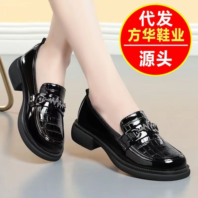 Modas profundas zapatos individuales primavera y otoño 2026 nuevos zapatos de cuero de cabeza redonda tacones gruesos versátiles zapatos de estilo británico para mujeres