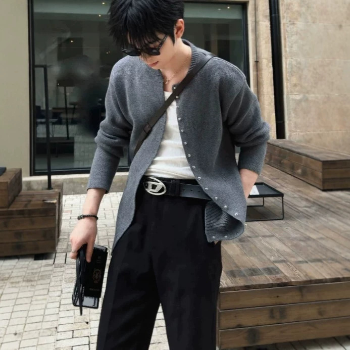High-end rivet buckle design, celebrity-inspired, loose-fitting American casual silhouette, trendy knitted cardigan High-end rivet buckle design, celebrity-inspired, loose-fitting American casual silhouette, trendy knitted cardigan