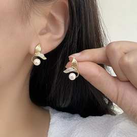 耳针鱼尾珍珠耳钉简约气质女高级感网红2025年新款潮耳环