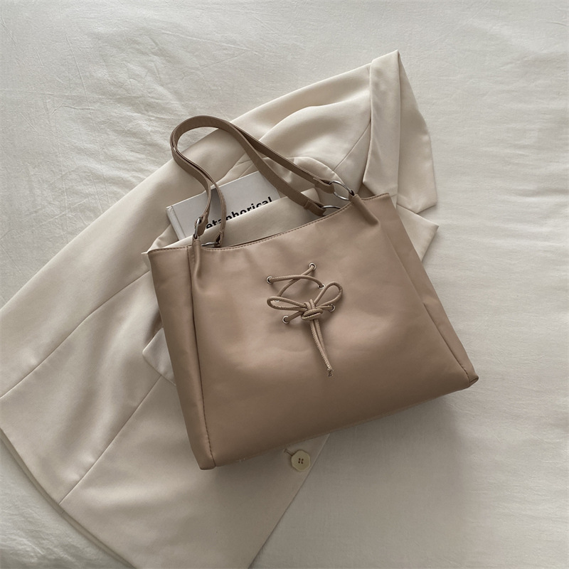 Bolsa de moda de gran capacidad para mujeres 2024 otoño y invierno nuevo simple bolso de hombro casual de viaje bolso de brazo