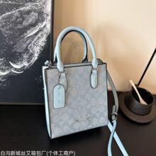 26��W���͹Ž����������V���ϻ��Mӡ����μ�б����ٴ�����Ů��