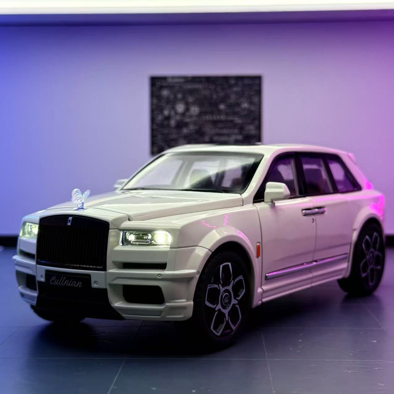 Car Zhi Car Model 1:20 Cullinan BB versión aleación vehículo todoterreno modelo de sonido decoración atrás juguete para niños al por mayor