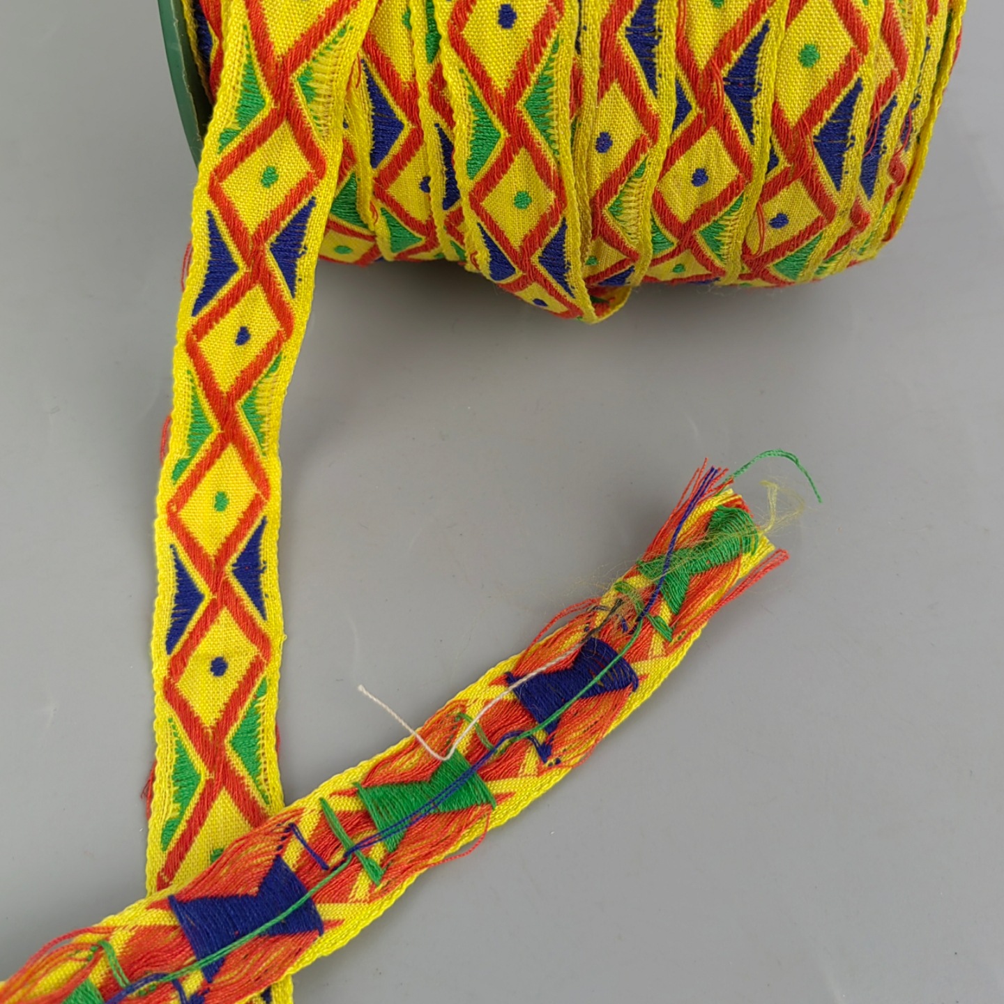 黄色几何花边-3