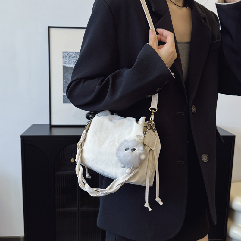 Este año popular bolso de balde de mujer 2025 nuevo nicho de diseño bolso de hombro bolso de cadena