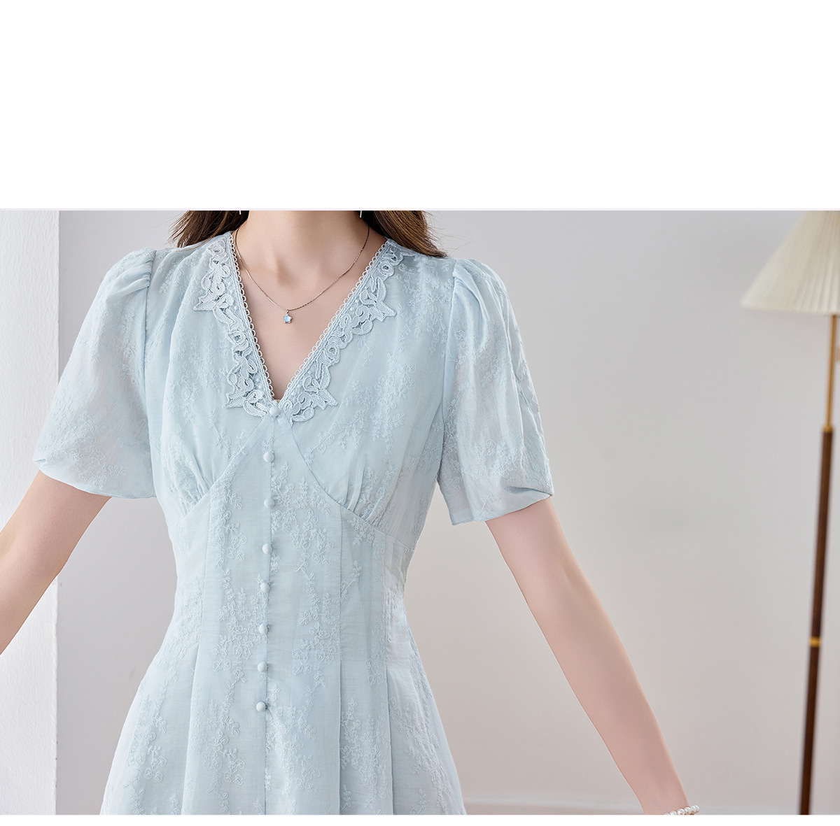 Đầm maxi nữ thêu hoa cổ V thắt eo phong cách cổ điển dài — màu xanh nhạt, màu sắc chi tiết 23