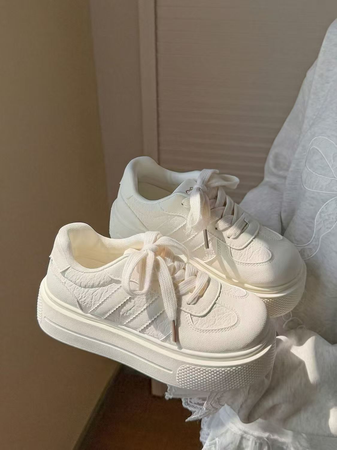 2026 primavera y verano nuevos zapatos de skate inswind pan zapatos cómodos, suaves y elevados, zapatos blancos resistentes al desgaste para mujeres