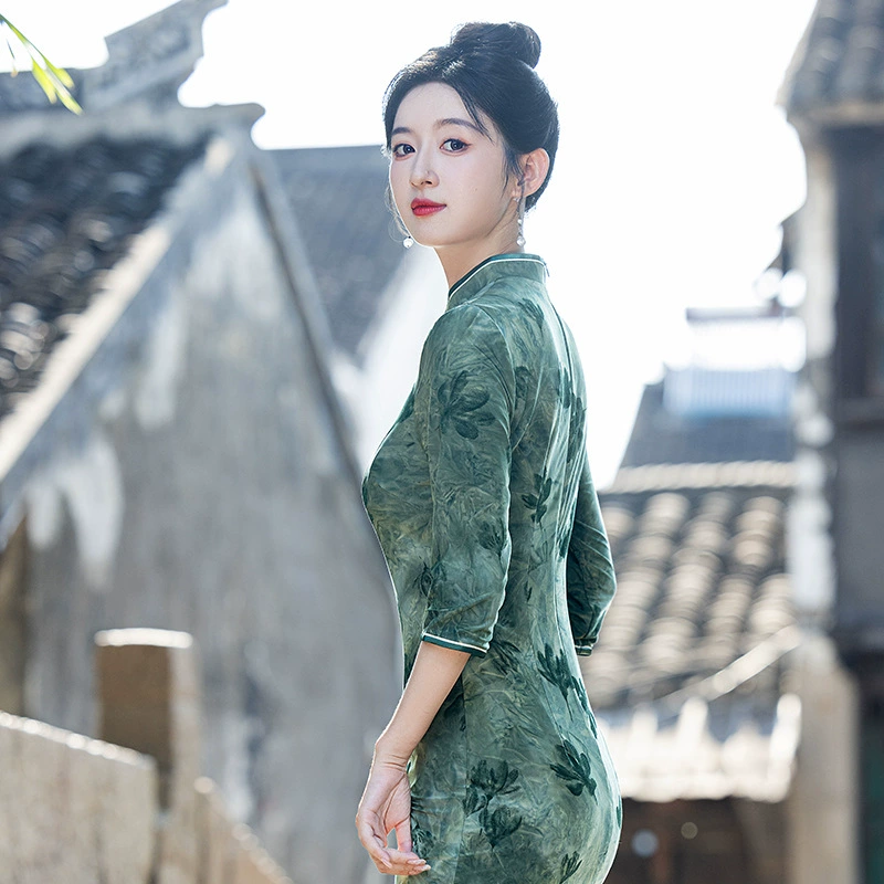 2024 осенний новый повседневный тонкий cheongsam женский молочный шелк стеганый краситель высокого уровня ретро длинные модели