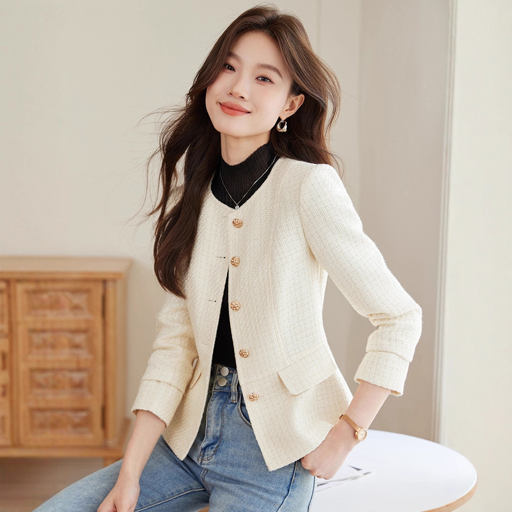 Trendy and Stylish Round-Neck Chanel-Style Blazer for Women, Short and Slim-Fit, Suitable for Petite Socialites