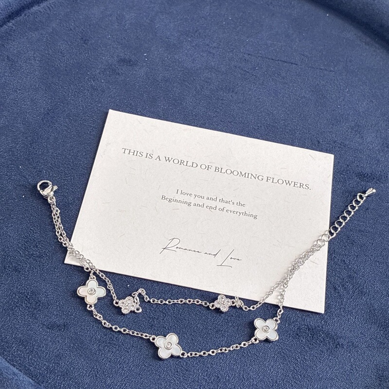 Simple Double-Layered Four-Leaf Clover Bracelet, Light Luxury, Niche, Versatile, Suitable for Commuting, Gentle Style, Everyday Fashion Jewelry for Women