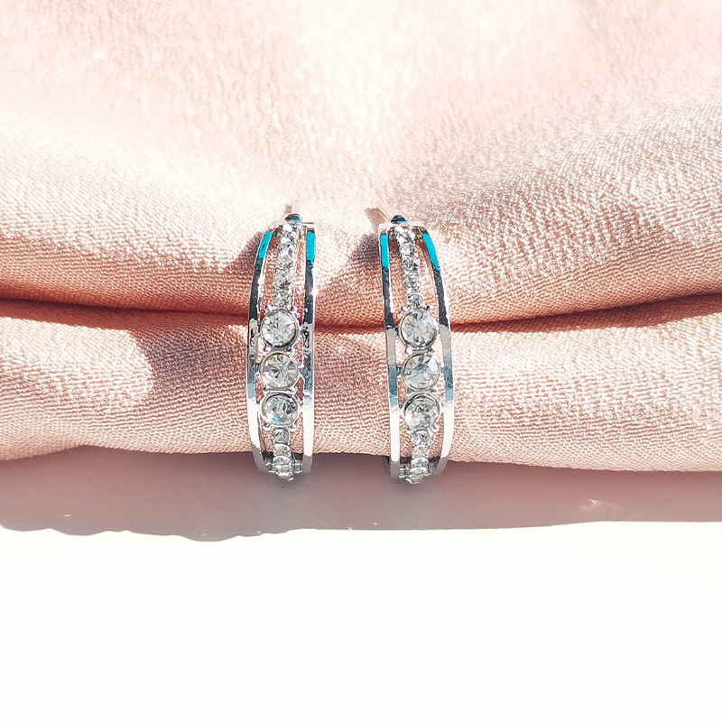 Yunjin transfronteriza nuevo estilo europeo y americano con incrustaciones de diamantes de imitación de las mujeres pendientes de aleación de moda de tipo C fábrica al por mayor
