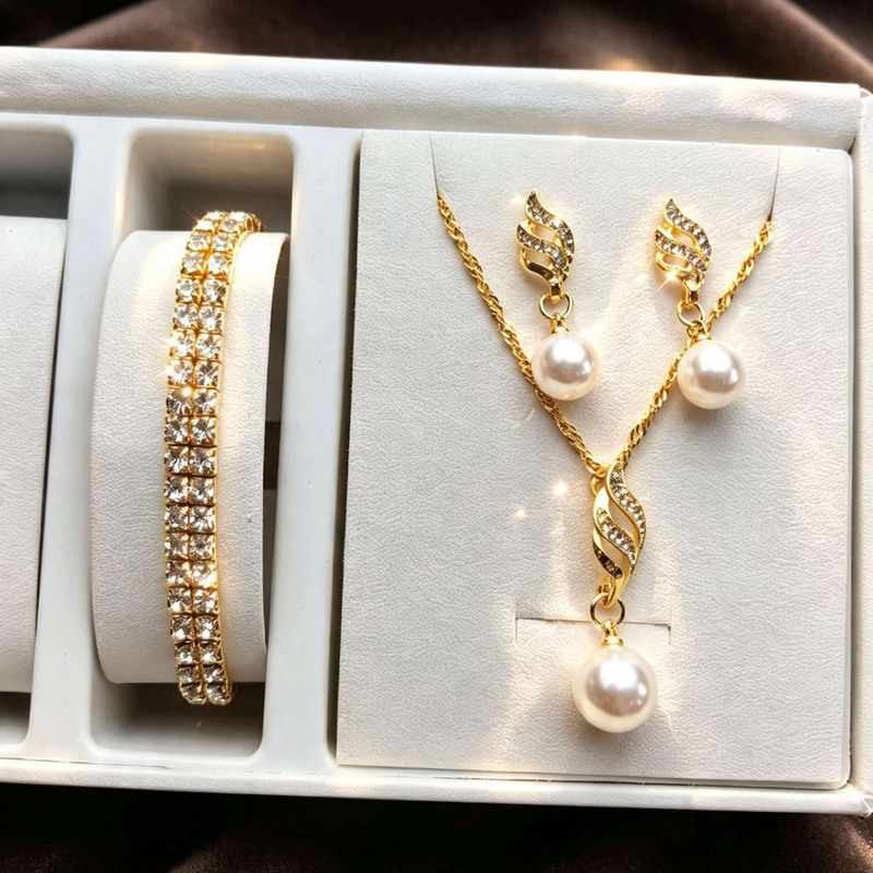 Fashionable and simple bridal diamond-studded spiral pearl earrings, necklace, and bracelet 3-piece jewelry set wholesale Fashionable and simple bridal diamond-studded spiral pearl earrings, necklace, and bracelet 3-piece jewelry set wholesale