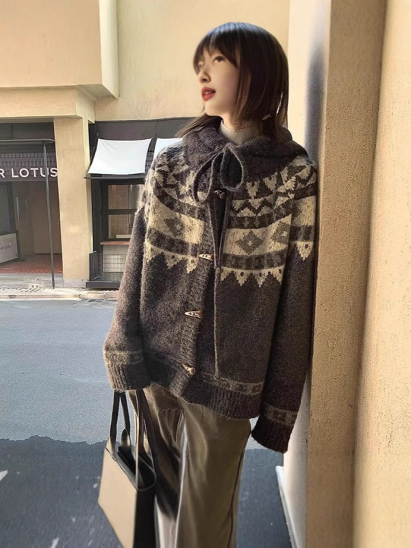 レトロなレイジースタイルの女性用フード付きセーター、秋冬の新しいデザイン、単列ホーンボタンの厚くて暖かいニットトップ|undefined