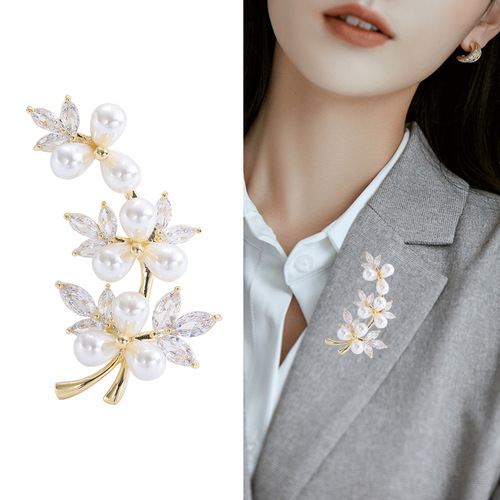 Light luxury and simple pearl tree rattan zircon brooch copper micro-inlaid high-end corsage anti-exposure pin classic temperament accessories
