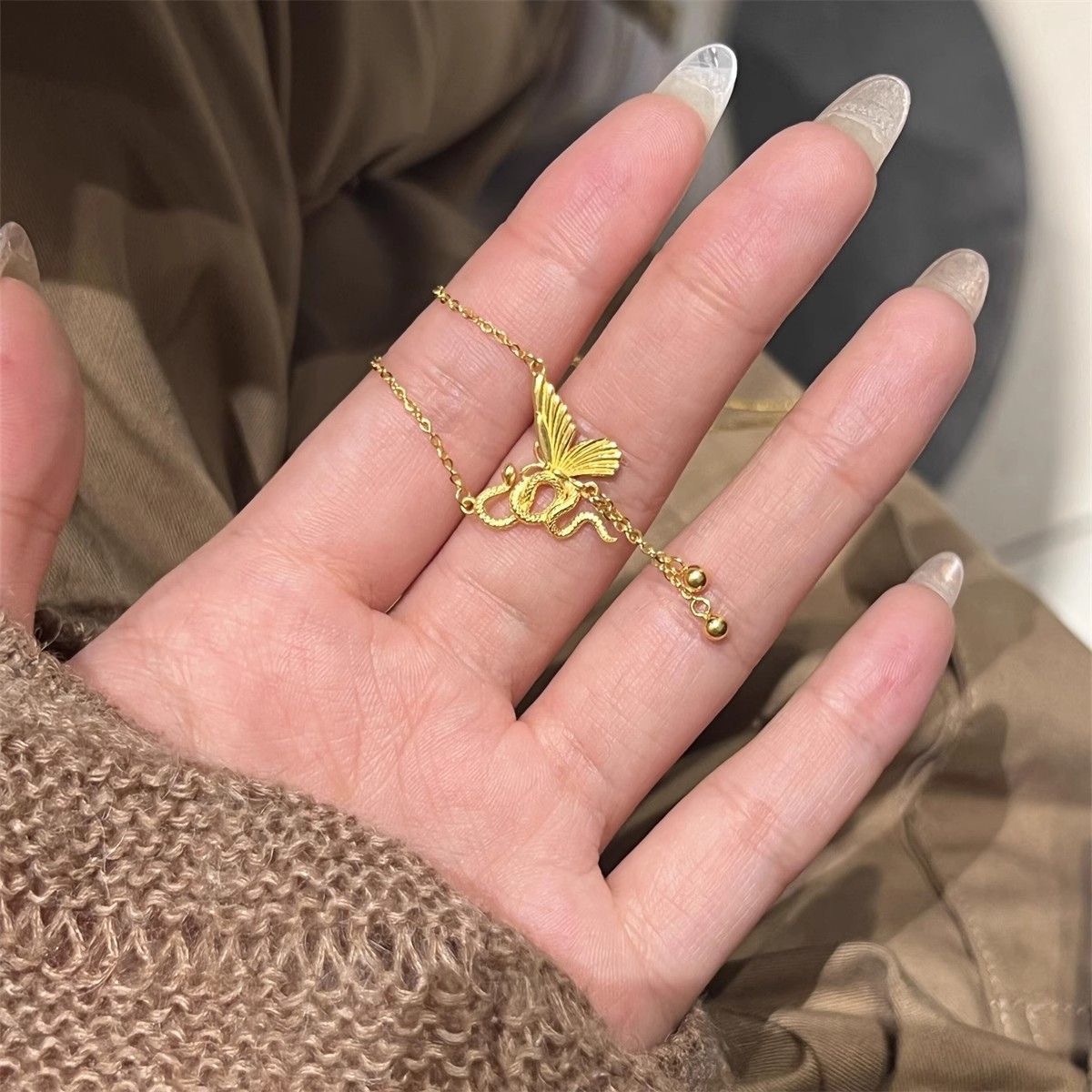 Antiguo y nuevo collar de mariposa enrollado de serpiente espiritual chino para mujer 2025 nueva cadena de clavícula para novia Día de San Valentín