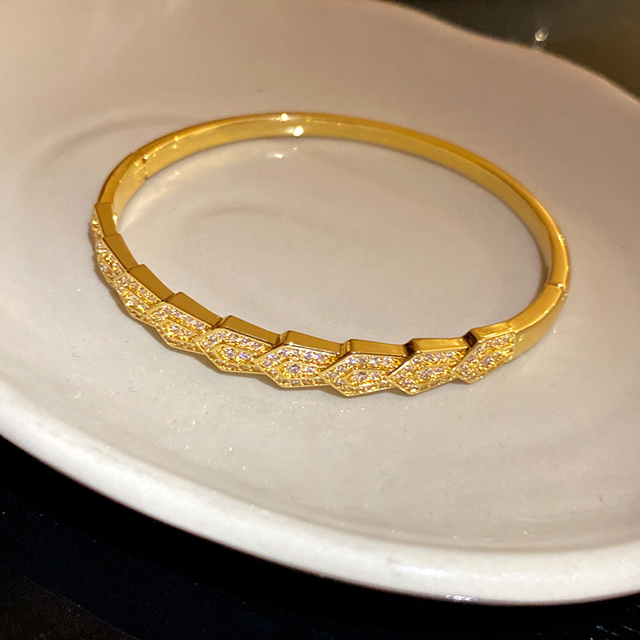 Pulsera 53 - flecha de zircon (chapada en oro real)
