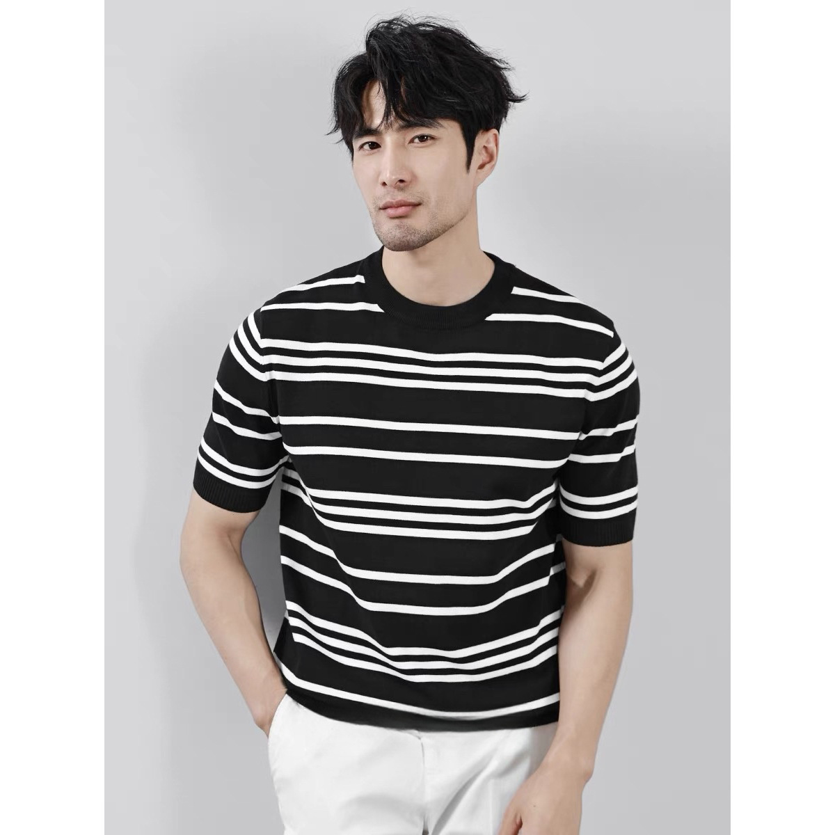 Camisa de punto de manga corta de verano para hombre, a rayas, corte ajustado, estilo coreano, de seda helada, versátil, para negocios, venta al por mayor, refrescante.