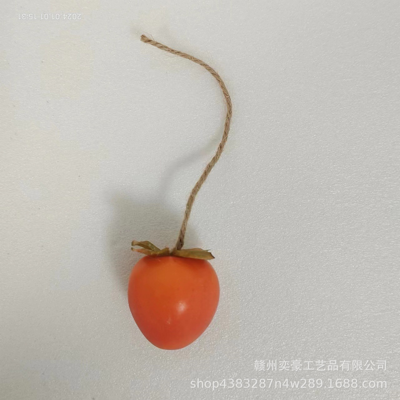 밧줄로 큰 노란색 뾰족한 감 하나