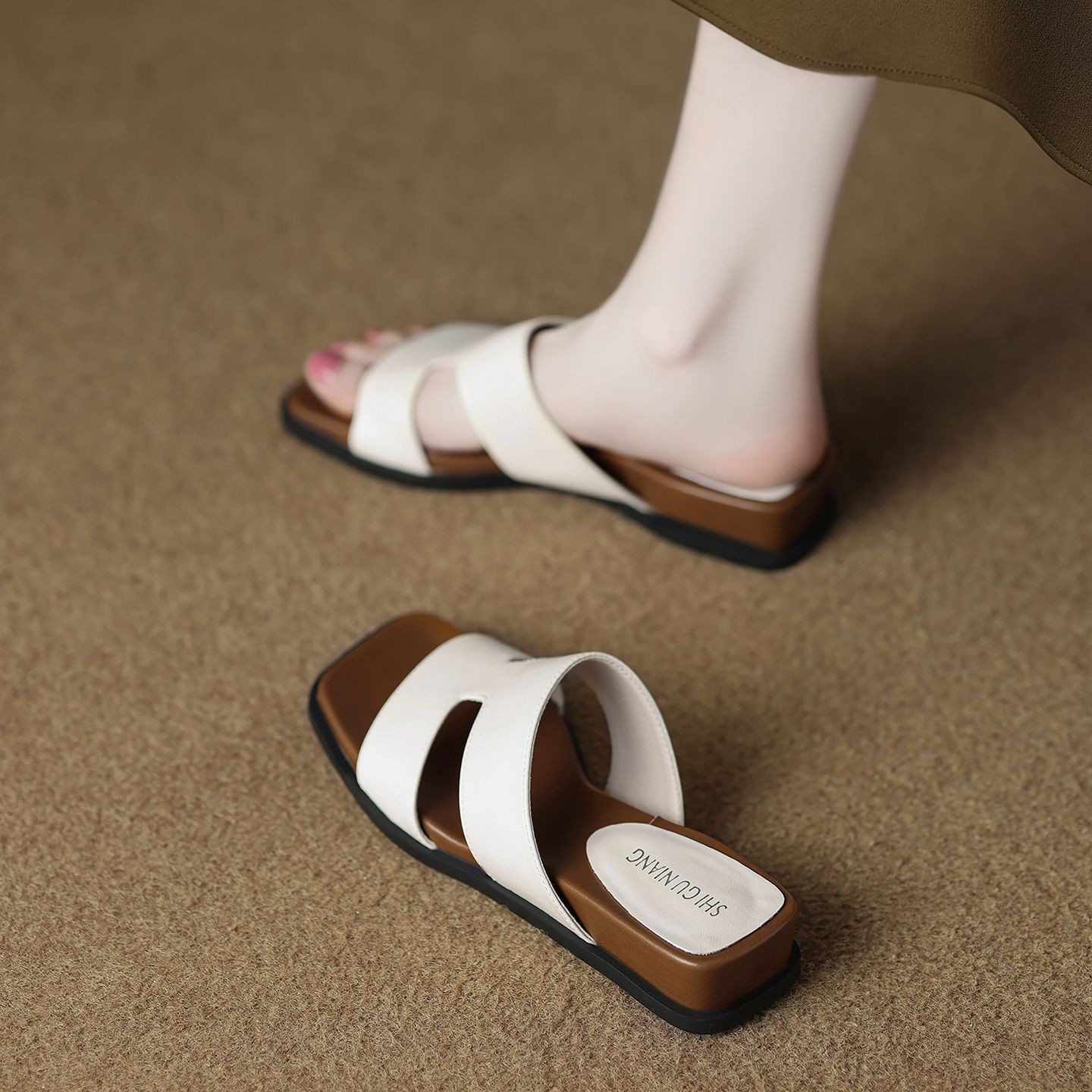 2026 primavera y verano nuevo pequeño tacones de pendiente ligero resistente al desgaste de color sólido moda versátil para usar zapatillas de mujer image 7