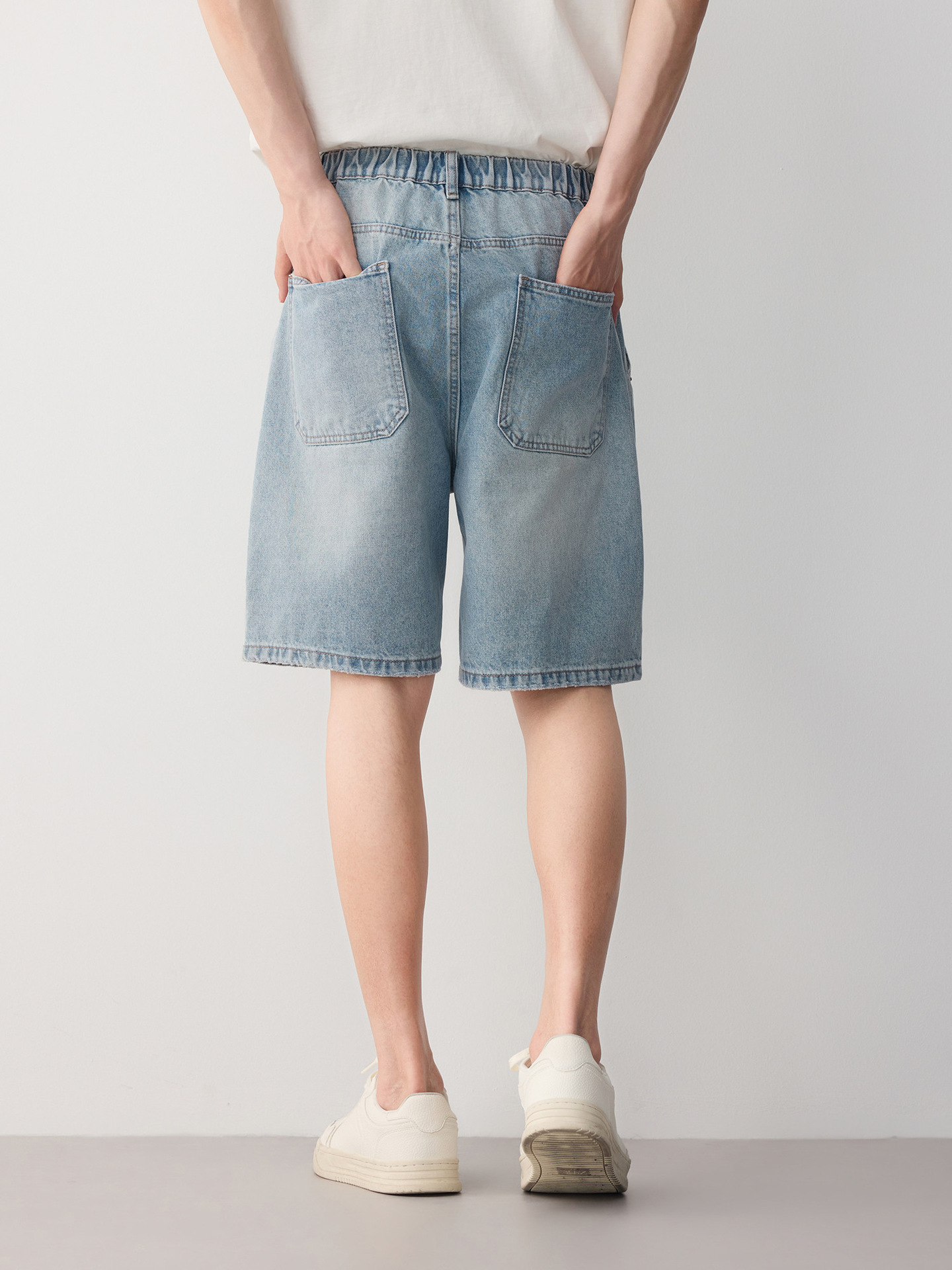 Quần short jean nam phong cách công sở thông minh, chất vải mài mòn — màu xanh nhạt