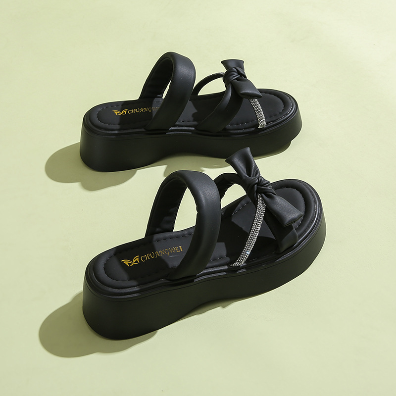 0519 Pantoufles d'extérieur pour femmes, collection printemps 2025, sandales de plage tendance à semelles épaisses, parfaites avec des robes_voghion.com