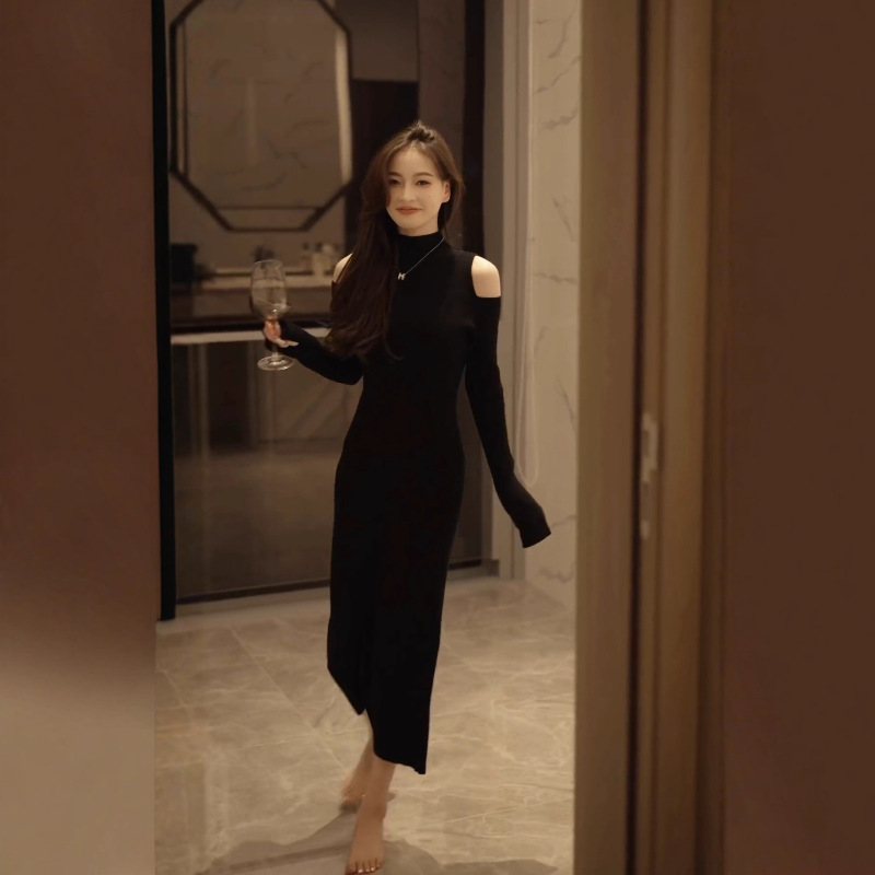 [Ready Stock] French Beautiful Hepburn Little Black Dress Annual Party Dress Beautiful Black Off-Shoulder Knitted Dress Autumn