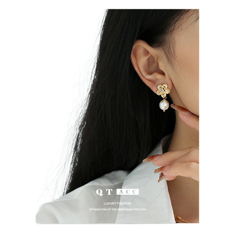 Nicho europeo y americano moda luz estilo lujo ZIRCON flor forma pendientes hoja de oro embellecido perla natural colgante pendientes para las mujeres