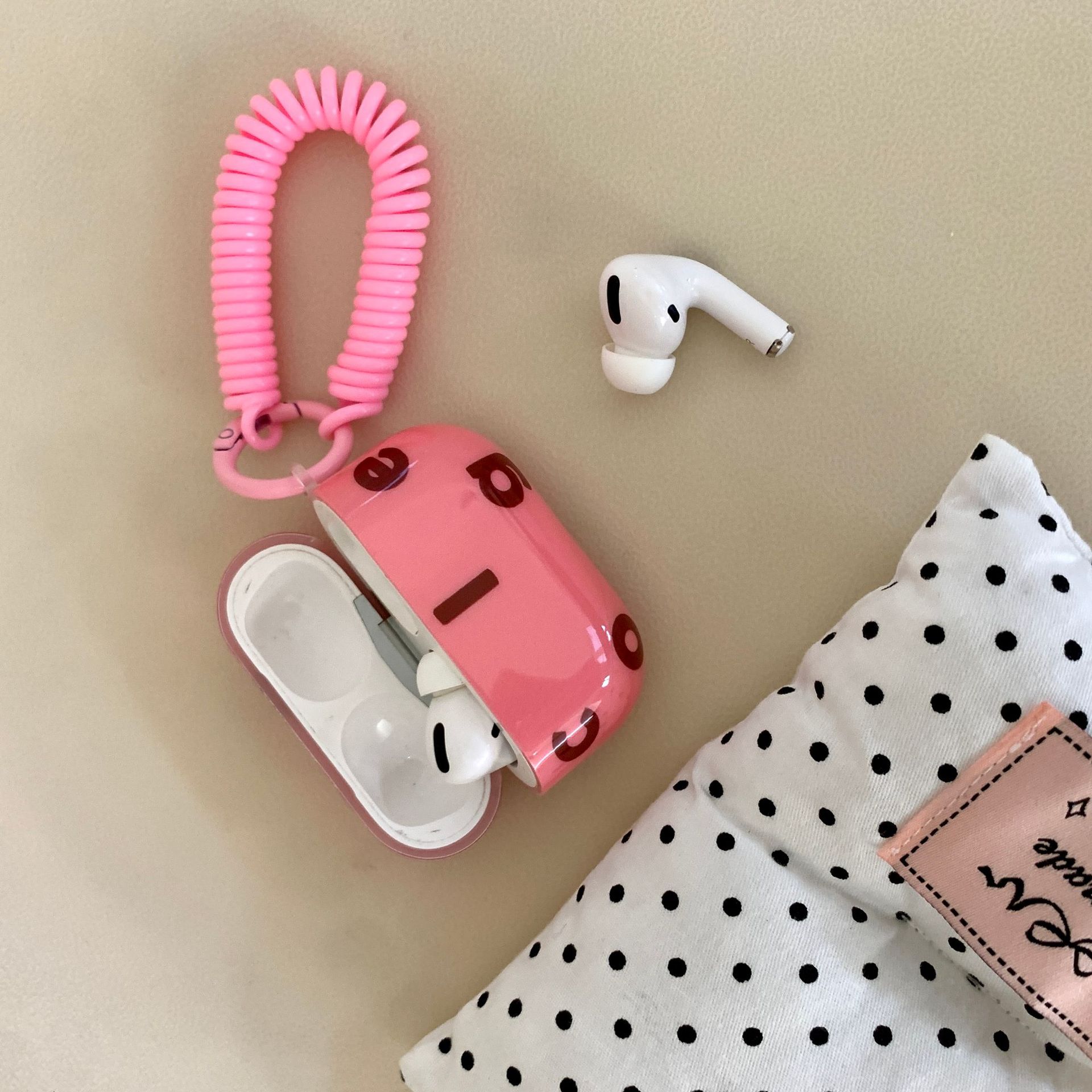 Colisionador de letras de nicho coreano adecuado para auriculares AirPodsPro2 nuevo anillo colgante de generación 3/4 1/2 pareja Pro mujer