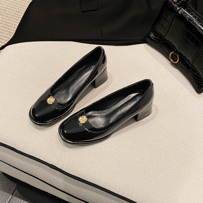 Uva mamá mismo estilo 2024 primavera nuevo exquisito Camelia cuadrado punta redonda tacón grueso slip-on Lefu zapatos de cuero pequeños para las mujeres