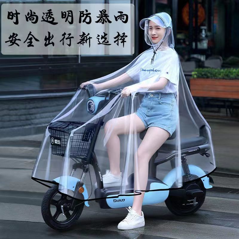 レインコートの電気自動車の男女のタイプは一人で透明な新型の親子の豪雨防止自転車の代わりにレインコートを運転します。|undefined