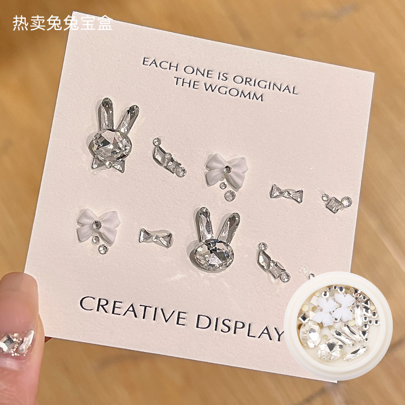 Desgaste de la celebridad en línea paquete de material de uñas caja del Tesoro japonés accesorios de uñas corazón torcido Mariposa Super Flash accesorios de uñas de diamante en forma especial