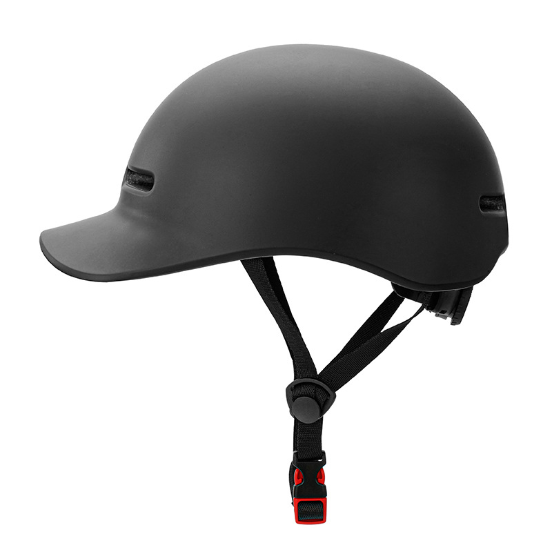 新型の自転車ヘルメットは一体成型されています。