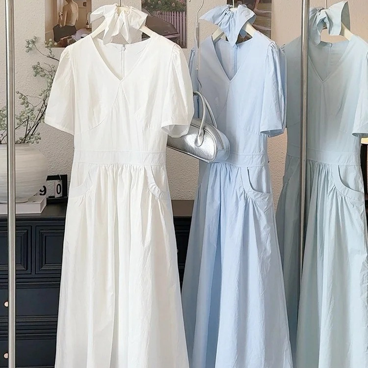 韓系chic夏のフランス式の優しいV丸首のしわは腰を収めてやせている純色の花びらの袖のお茶の休みのワンピースの女性を現します。|undefined
