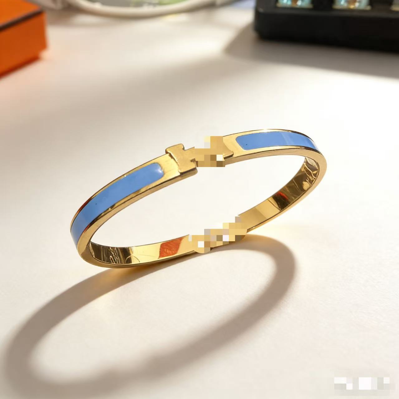 2025 新しいヨーロッパとアメリカのビッグブランドチタン鋼ブレスレット非退色ステンレス鋼ブレスレットバックルオープニングハンドジュエリー卸売