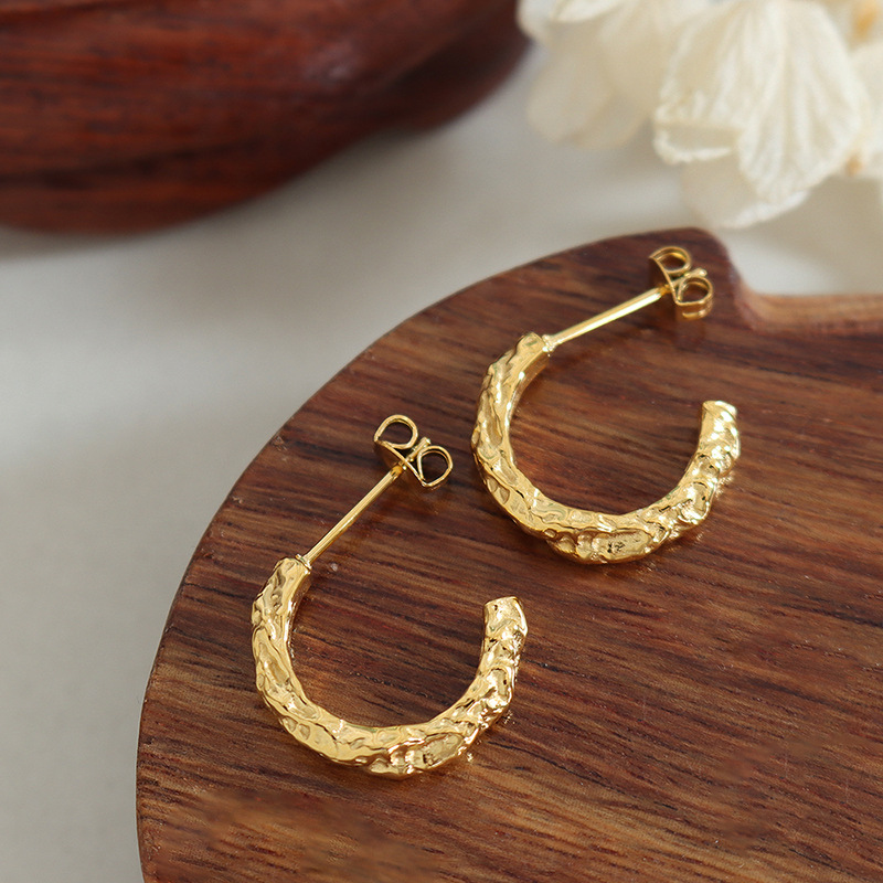 Coreano simple en relieve geométrico C-tipo diseño irregular hardware pendientes joyería al por mayor mujer ins viento titanio acero