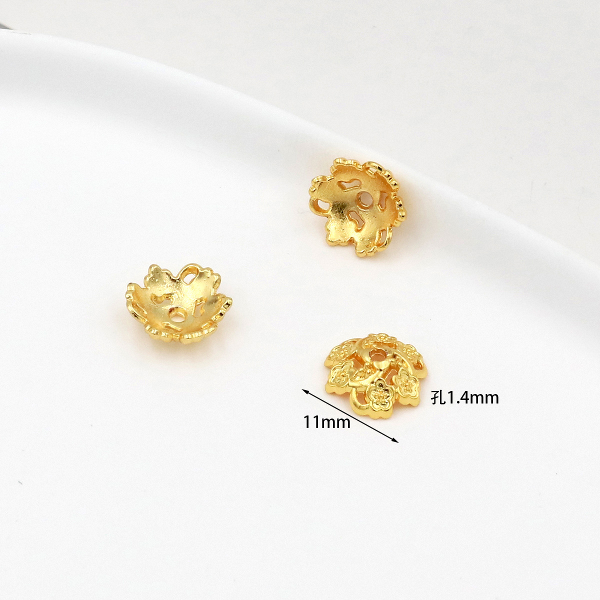 Suministro directo de fábrica 18 quilates de flores huecas de oro real, protección del color de oro DIY, tapas de flores con cuentas hechas a mano, accesorios con cuentas C16