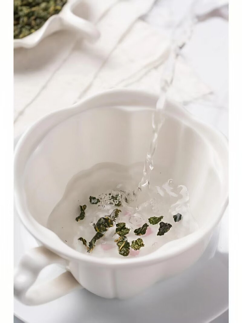 Frost-Touched Mulberry Leaf Tea (Morus alba) — Dried Mulberry Leaf for Herbal Infusion in use