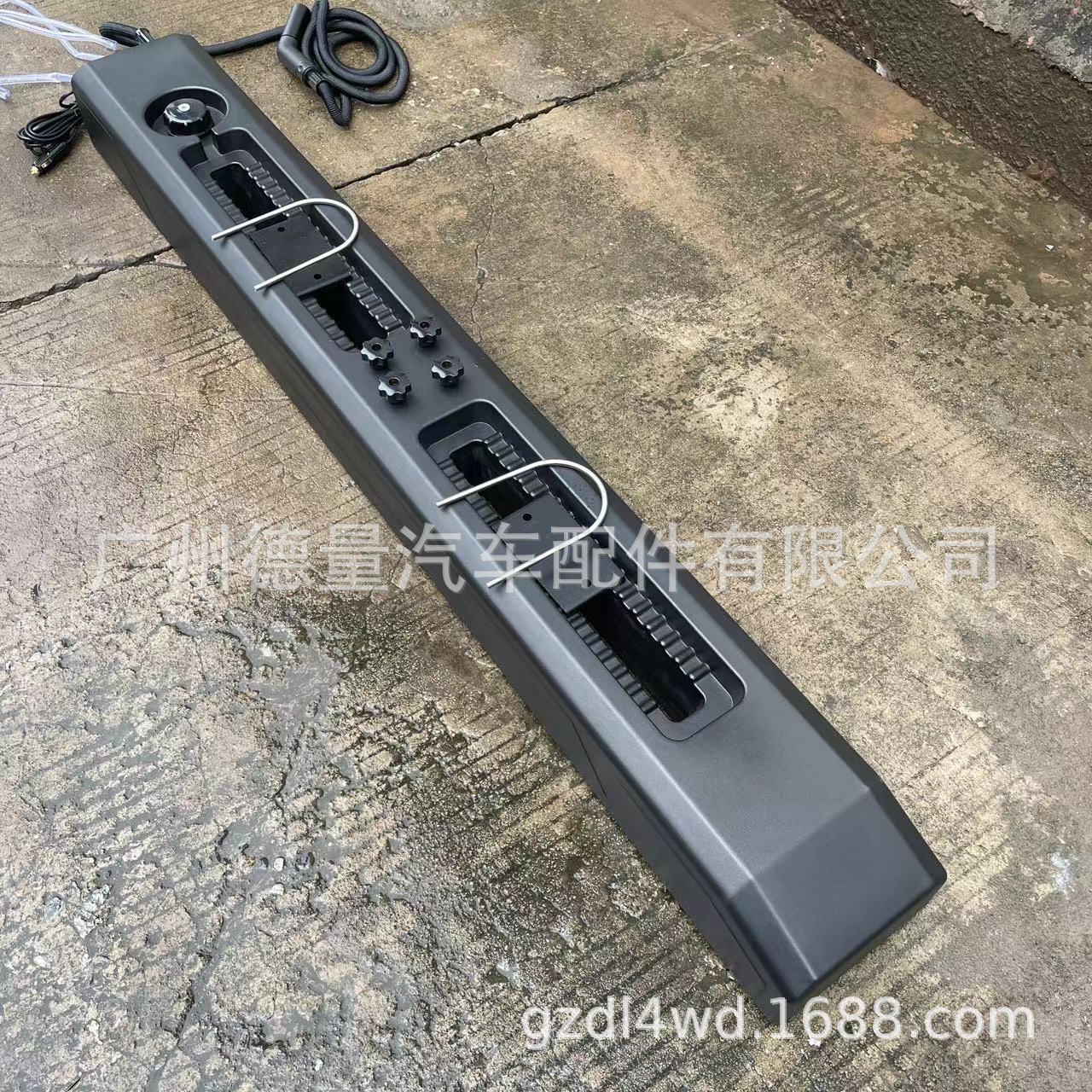 Outdoor Camping Universal Roof Water Tank for Bathing and Washing Vegetables 30L Large Capacity with Water Pump Outlet Adjustable Water Gun Installed