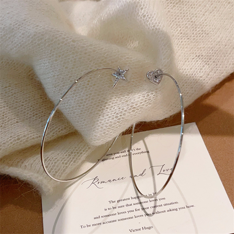 Minimalist style exaggerated large hoop earrings for women, light luxury with a high-end feel, versatile and slimming AB style unique earrings
