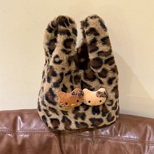 卡通可爱手拎包包女2025新款春夏质感毛茸茸手提手腕包百搭毛毛包