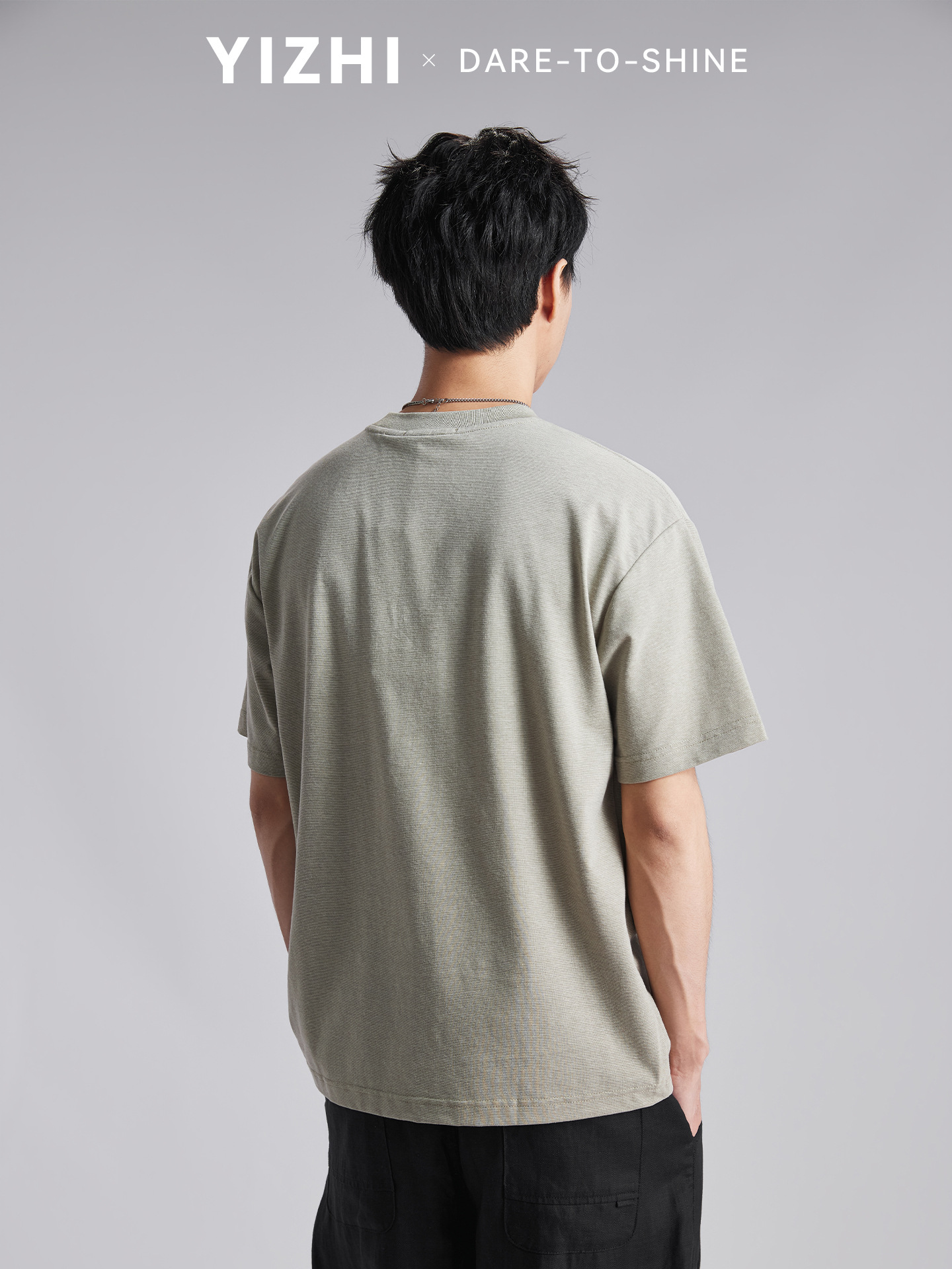 Áo thun nam cổ tròn tay ngắn chất liệu cotton thoáng mát, form rộng thả vai, túi đắp phối màu đính cườm — đen
