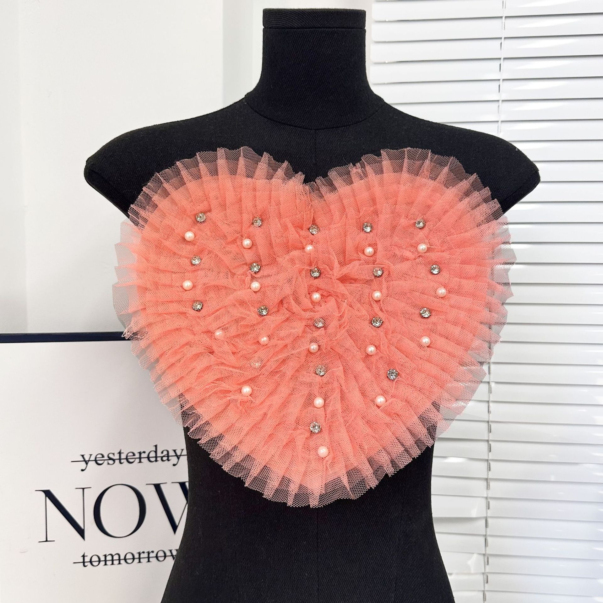 Europa y los Estados Unidos sexy cinturón delgado decoración pectoral clavos cuentas amor malla estereoscópico tela plegado calcomanías accesorios de ropa de mujer image 3