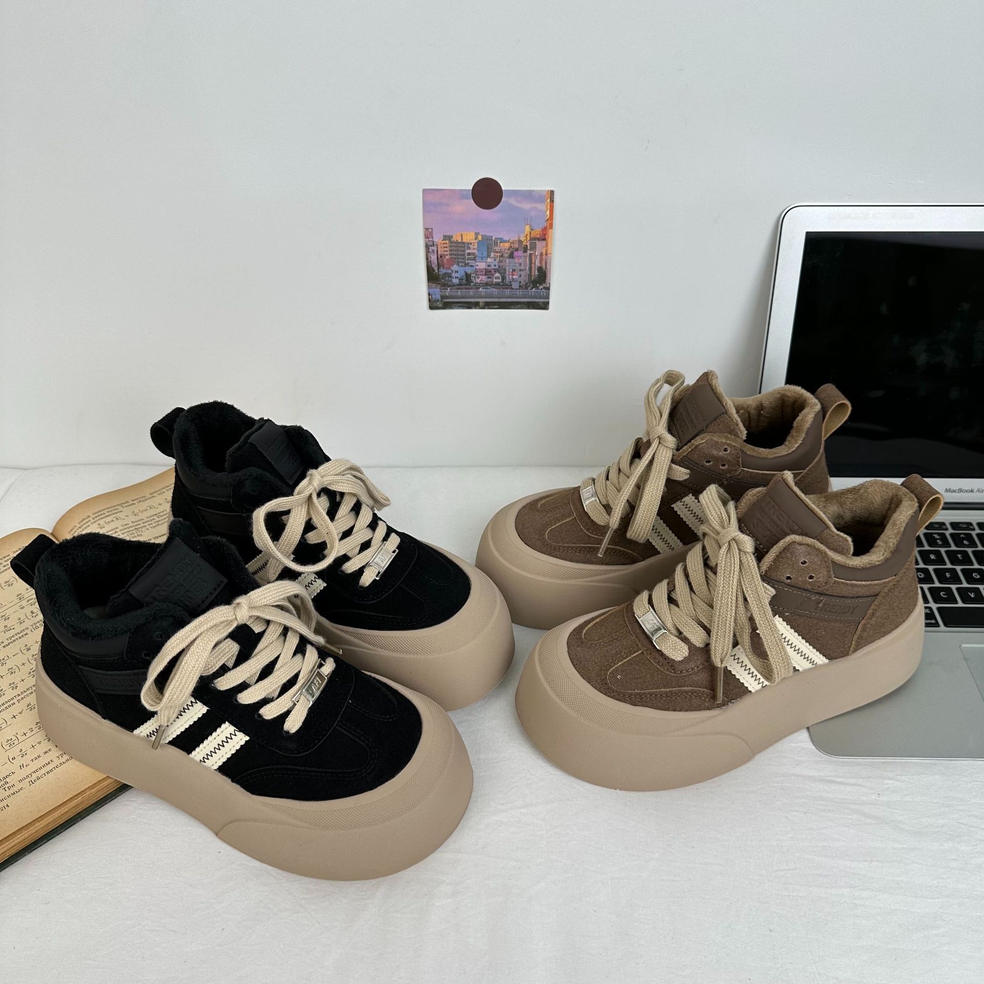Alta parte superior más pan de terciopelo pequeños zapatos blancos mujer 2024 otoño e invierno suela gruesa aumento zapatos casuales deportes todo-fósforo A9874