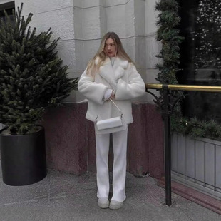 �羳���lŮ�b���R�d���b�I��Ƥ������Ů���L����ë��ɫ�A�˴���