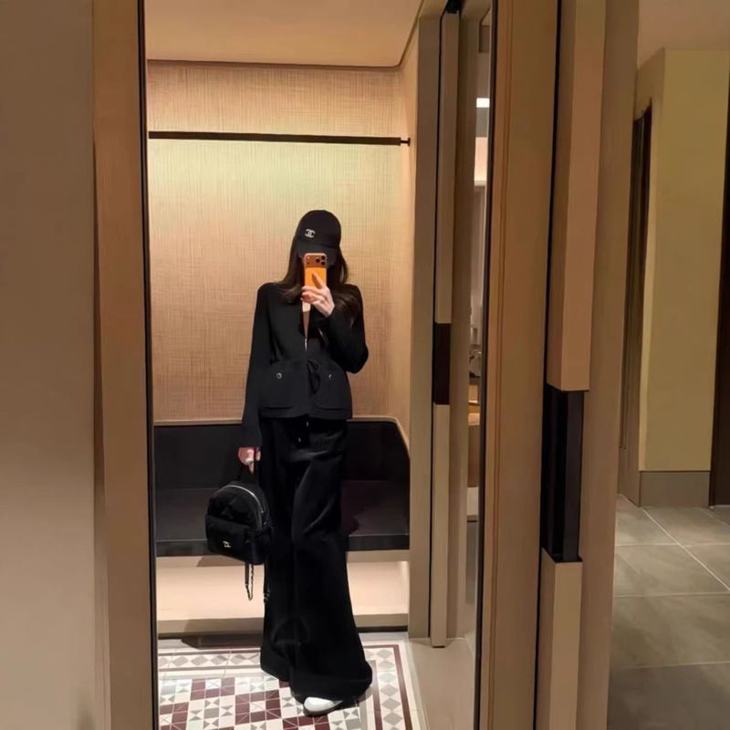 A Complete Ootd Outfit Set with a High-End Feel: Black Drawstring Waist-Cinching Knit Top and High-Waisted Slimming Drapey Casual Pants